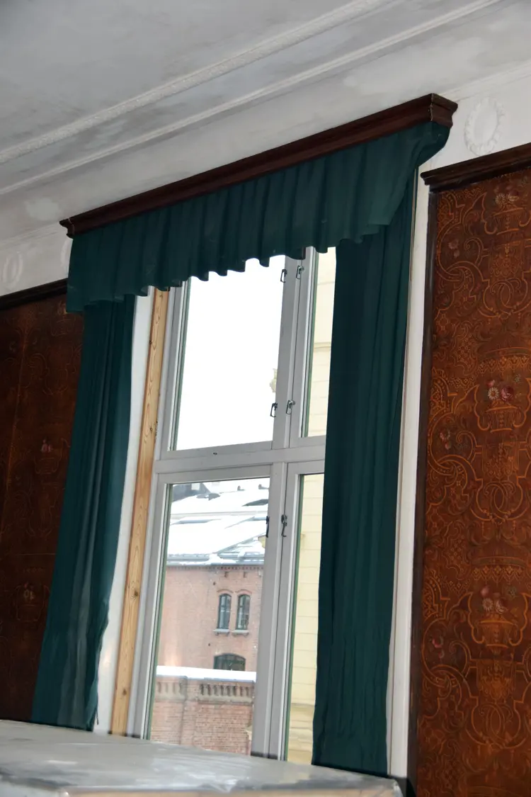 Det er svært sjelden tekstiler og gardinbrett overlever så lenge som de har gjort i direksjonsrommet, gardinene som antakelig er av kunstsilke har hengt siden 1936! Foto: Sjur Harby