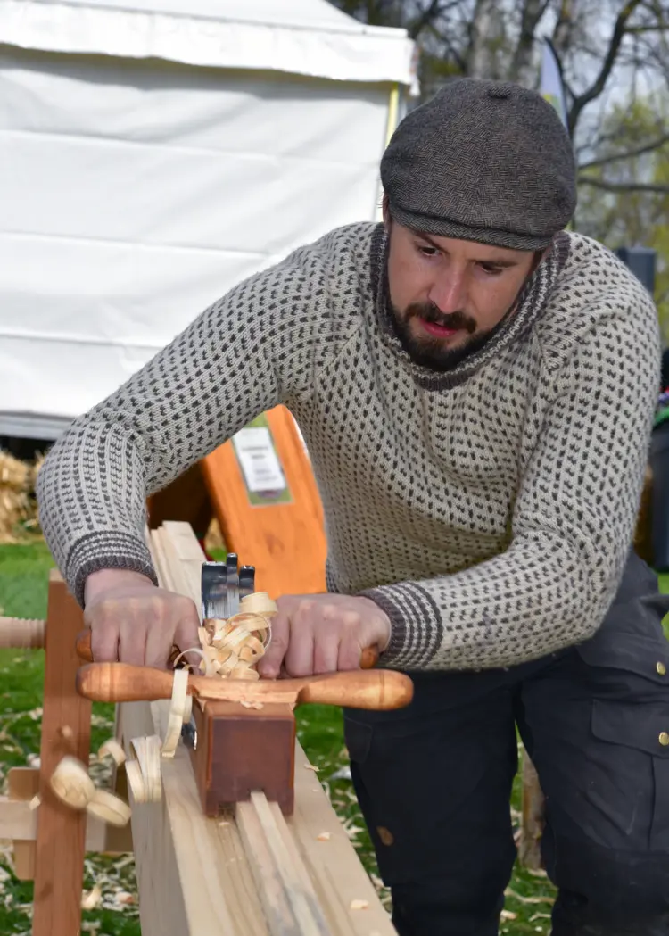 Einar trakterer okshøvelen på en skottbenk. Foto: Hilde Arna Tokle Yri