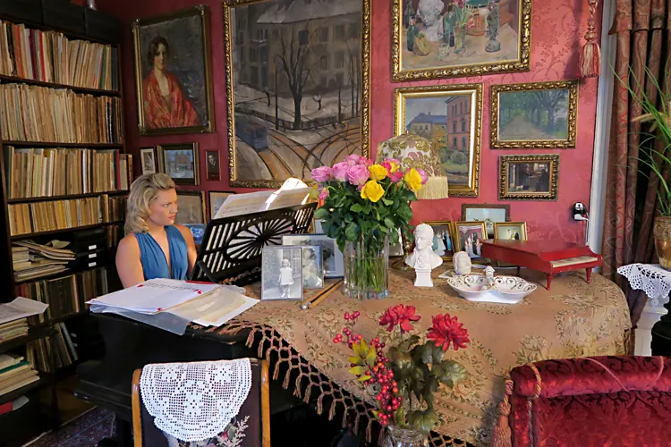 Pianist Julie Coucheron spiller på Carsten Carlsens gamle flygel - Foto Karen Thommesen, Riksantikvaren.jpg
