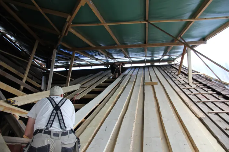 Den gamle taktroa var råteskadet etter mange vannlekkasjer og byttes nå ut. Den gamle teglsteinen skal legges tilbake igjen..JPG