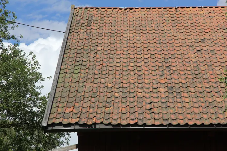 Knust stein og stein som har forskøvet seg må utbedres.JPG