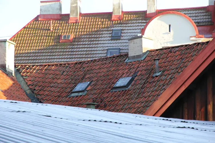 ujevnheter skaper liv forskjell mellom ny og gammel taktegl.JPG