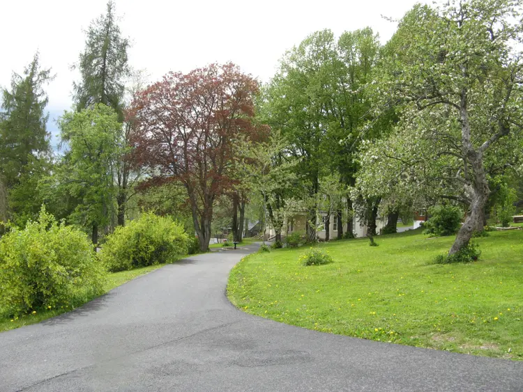 Den tradisjonelle engelske hagen er også omfattet av fredningen. Foto: Mette Eggen, Riksantikvaren