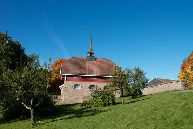 Bygningene er tegnet av arkitekt Thorvald Astrup, som var blant de mest benyttede arkitekter de første tiårene av 1900-tallet.  Her er stallen på eiendommen. Foto: Riksantikvaren