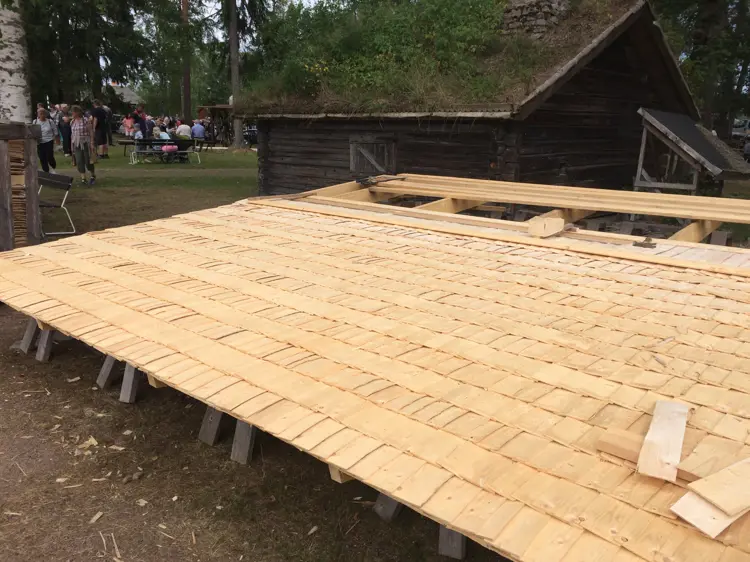 Høvlet spon eller flis er fremstilt ved bruk av en stor høvel, i dette tilfellet en maskinhøvel. Foto: Bygg og Bevar