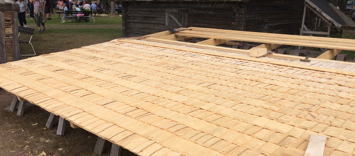 Høvlet spon eller flis er fremstilt ved bruk av en stor høvel, i dette tilfellet en maskinhøvel. Foto: Bygg og Bevar