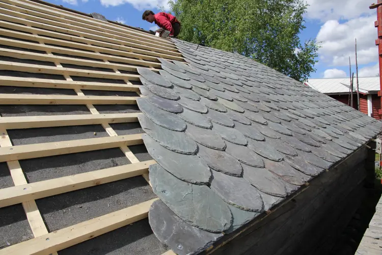 Skifertekking i Valdres. Denne lappskiferen kjennetegnes av en spiss i fremkant. Foto: Bygg og Bevar