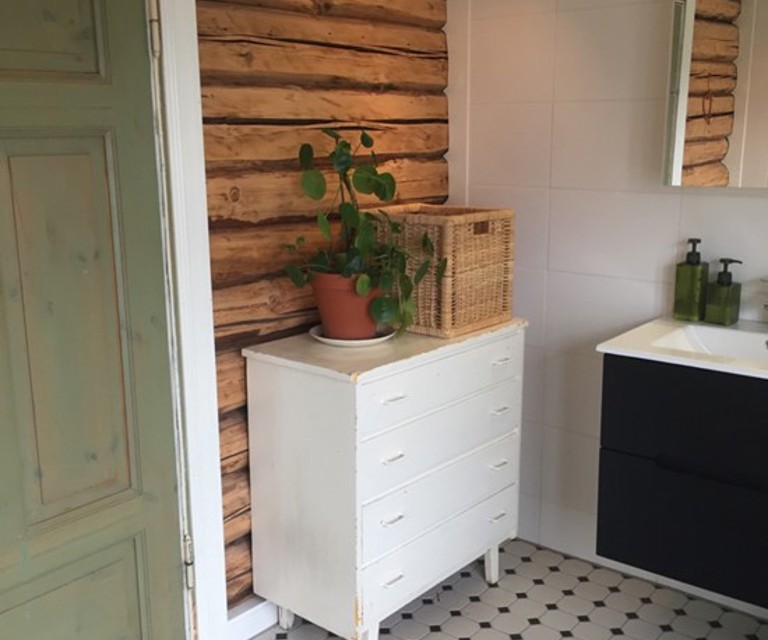 Gammel-doer-og-toemmervegg-med-tilpassning.-Foto:-Stein-Loevik