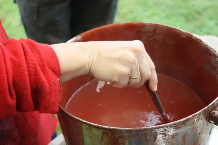 Koking-av-komposisjonsmaling.-Foto:-Bygg-og-Bevar