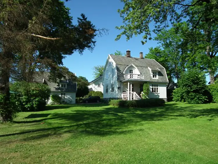 Hus-med-isolerglass-montert-i-gamle-rammer-Foto:-