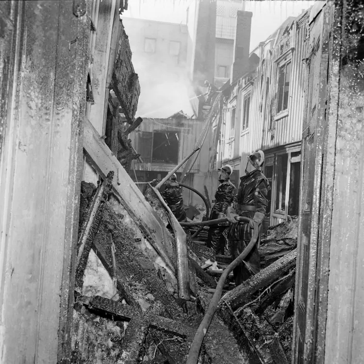brann-i-kjoepmannsgata-1958-trondheim-foto-schroeder-sverresborg-troendelag-folkemuseum-brann.jpg