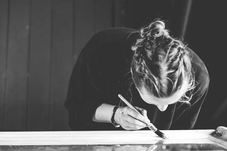 Ella Mørtsell maler vindu. Å i Lofoten. Foto: Bård Gundersen, TUN media