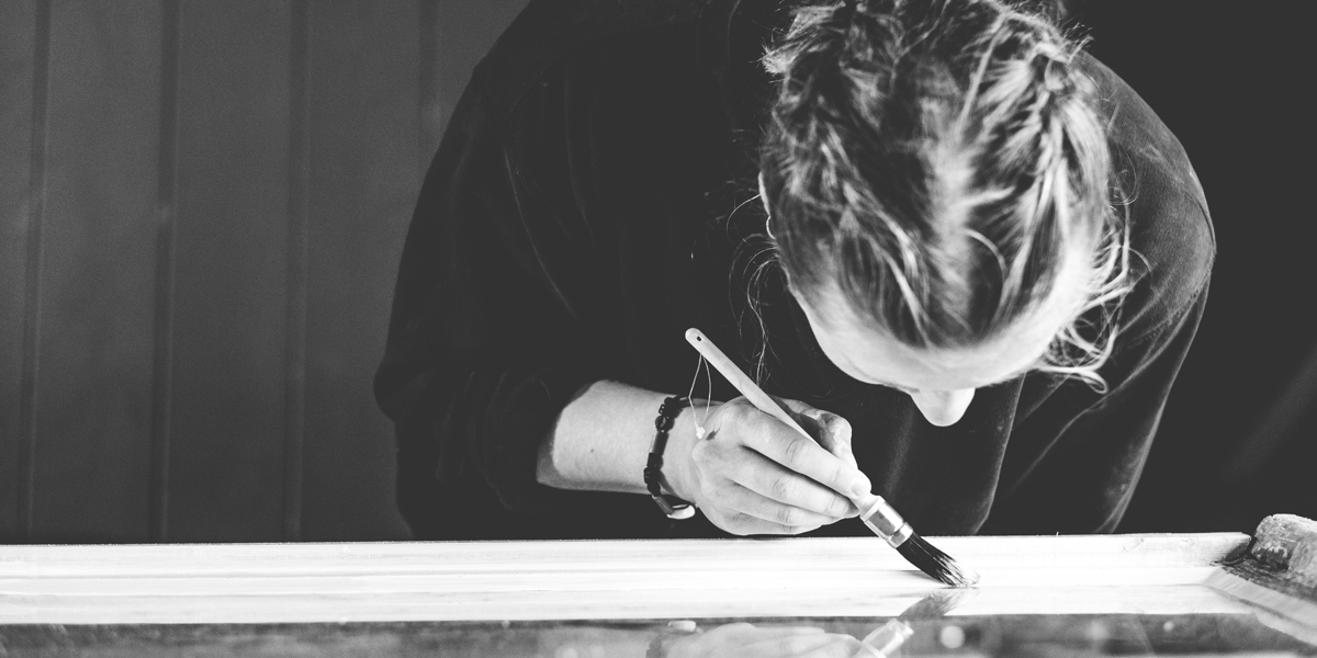 Ella Mørtsell maler vindu. Å i Lofoten. Foto: Bård Gundersen, TUN media