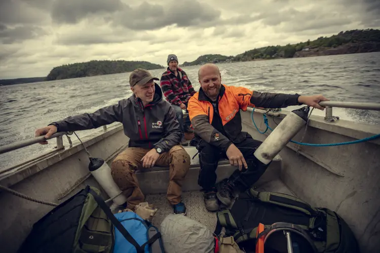 Haandverkerne blir hentet i baat