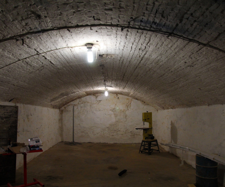 Hvelvede kjellere er ikke vanlige i Norge. Her er en på Hamar med hvelv av teglstein og vegger av naturstein. Foto: Bygg og Bevar