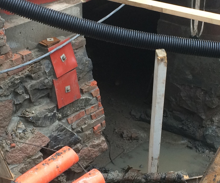 Deler av fundamentet på en eldre bygård i Oslo. Her må man utvise forsiktighet. Bygårdene er fundamentert på treflåter som ligger under grunnvannsnivå og er pakket inn i leire. Dersom grunnvannsnivået synker kan treverket råtne opp på grunn av oksygentilførselen. Foto: Bygg og Bevar