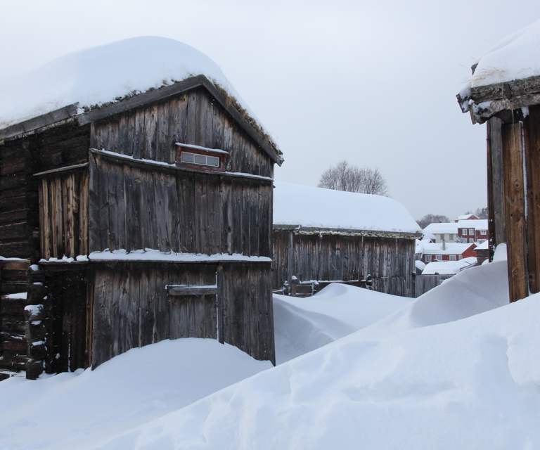 Patinerte-bygninger-paa-Roeros-Foto-Bygg-og-Bevar