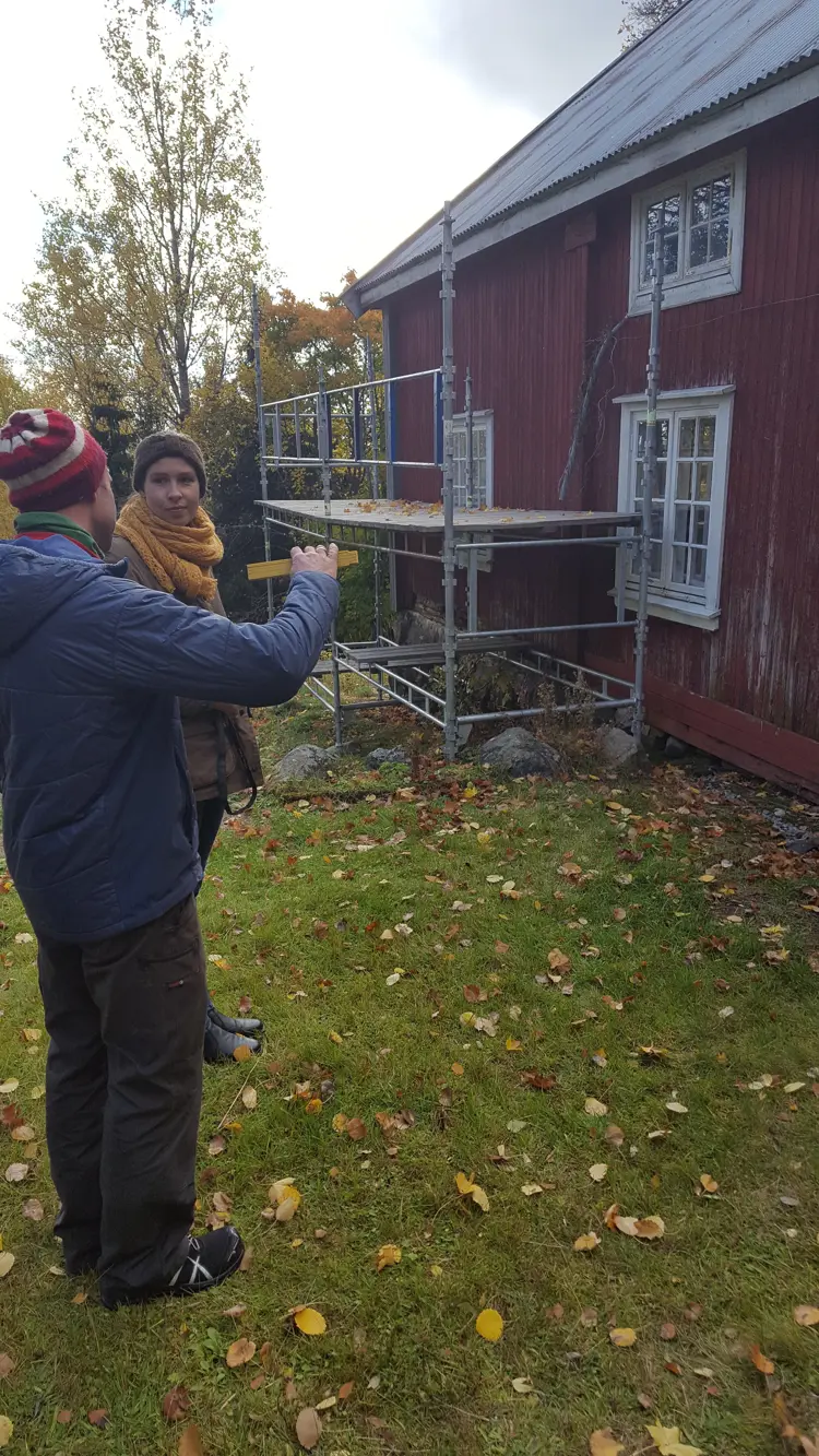 Meg sammen med håndverker Marius Kalseth foran stua på Lille-Baardseth i Ringsaker[230].jpg