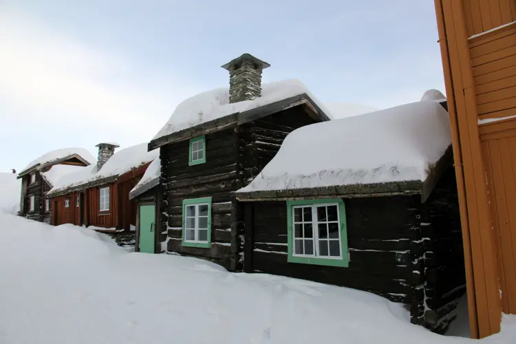 Gamle-hus-en-snoerik-vinter-paa-Roeros-Foto:-Bygg-og-Bevar