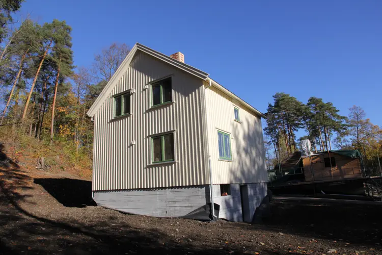 Gjenreisningshus-fra-Finnmark,-naa-paa-Norsk-folkemuseum-Foto:-Bygg-og-Bevar