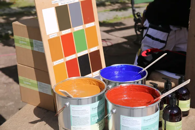 Linoljemaling-og-fargekart.-Foto:-Bygg-og-Bevar