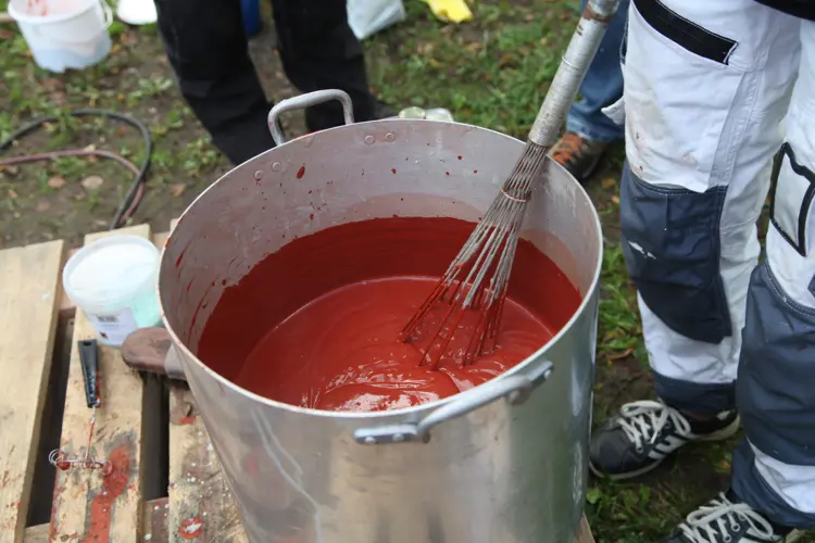 Koking-av-komposisjonsmaling.-Foto-Else-"sprossa"-Rønnevig.