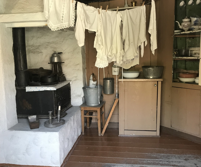 Grue-og-med-innsatt-jernovn,-paa-Norsk-Folkemuseum.-Foto:-Bygg-og-Bevar