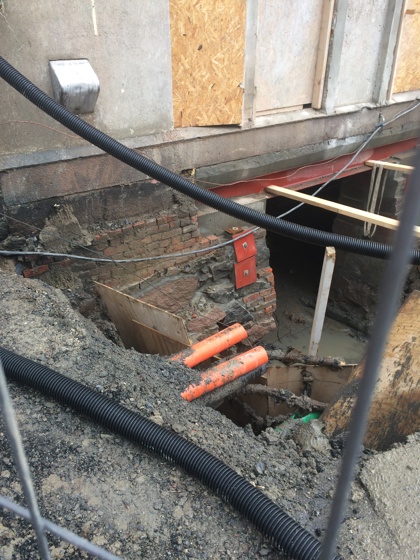 utvendig-arbeid-paa-grunnmuren-i-en-gammel-bygaard-Foto:-Bygg-og-Bevar