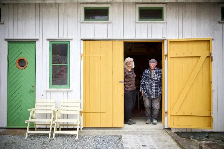 Den hvite, røde og gule fargen har vært brukt på Solstrand tidligere. Ideelt ønsket de å bruke linoljemaling, men både tidsklemme og værutfordringer gjorde det vanskelig. Valget falt da på Tjæralin, en oljemaling med tjæreinnhold. Foto: Lise Bjelland