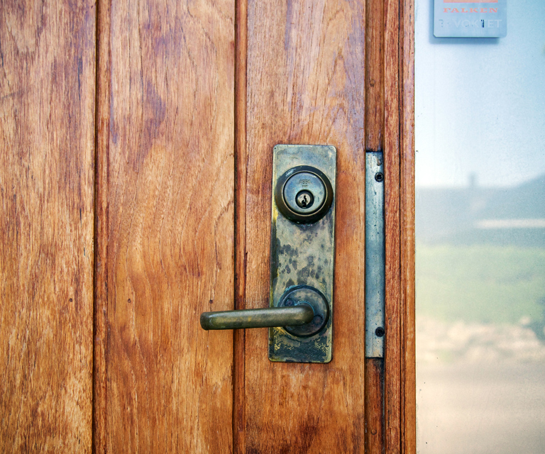 Detaljer som den originale ytterdøren med moderne lås viser hvordan nytt og gammelt går hånd i hånd i oppgraderingen
