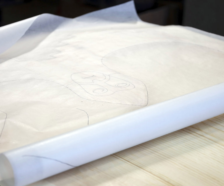 Treskjærer Jens Kåre Holen har kopiert ornamentikken på det opprinnelige gildebordet som er magasinert på Maihaugen. Nå skjæres en kopi - som skal brukes på fest og som skal beskytte deltakerne mot Mara. Foto: Bygg og Bevar