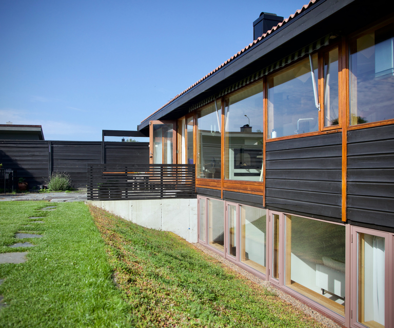 Stor hage som fortsatt har den opprinnelige skiferbelagte plattingen, som Louise husker godt fra sin tid i huset. 