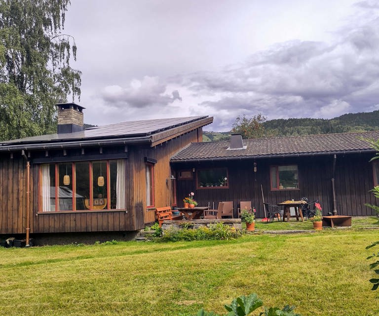 Enebolig-med-solceller-paa-takflaten-til-venstre-Foto-Ingebjoerg-Oeveraasen