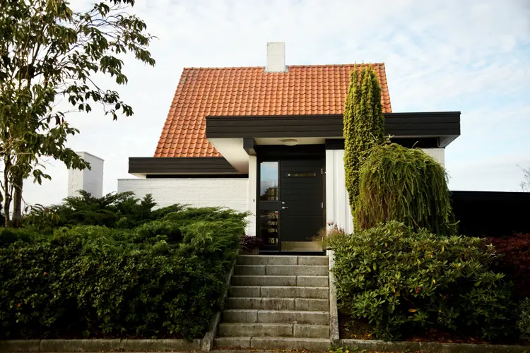 Inngangspartiet vender seg diskret mot gaten og gir en rolig velkomst i et område få flytter fra. Foto Lise Bjelland