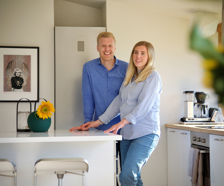 Louise og Espen på kjøkkenet. Sammen har de skapt et hjem som både ivaretar husets arkitektoniske kvaliteter og deres egen families behov. 