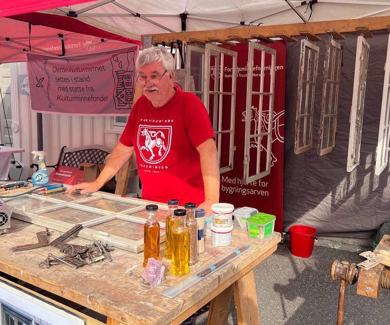 Haandverker-Ole-Ugland-restaurerer-vinduer-under-Arendalsuken-foto-Bygg-og-Bevar