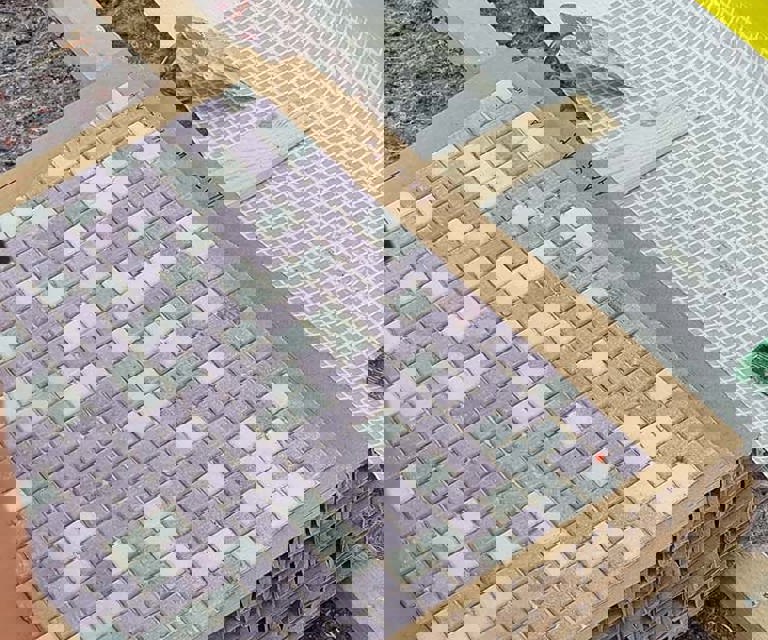 Restaurert-mosaikkfelt-skal-monteres-paa-kommunenes-hus.-Foto:-Oslo-Murmesterbedrift-As