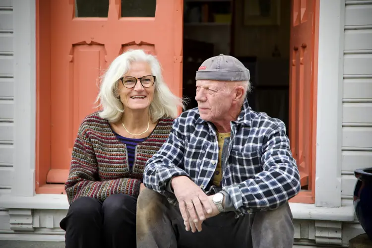 Vi er et godt team, Brynjulf og jeg. Vi klarer ikke jobbe side om side, men begge jobber sammen om prosjektet og gjør hver våre ting. Og så er vi ukuelige tidsoptimister og tror noe vil ta to uker å sette i stand, men så går det fort to måneder.   Foto: Lise Bjelland