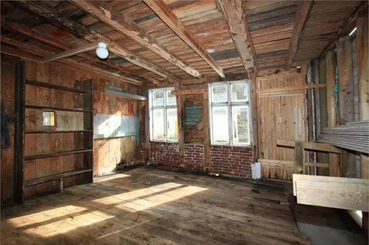 I dag er dette rommet en koselig spisestue med vinduer og dør i front, tidligere var det lager. Foto: Lise Bjelland