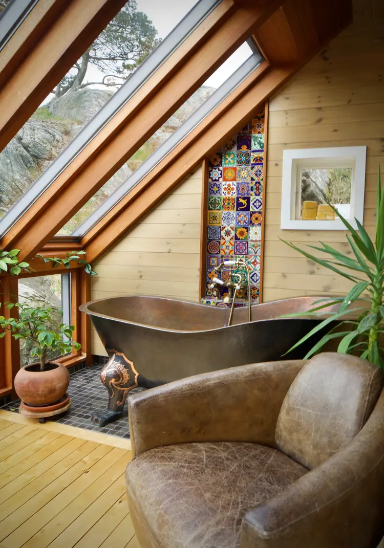 Pipa ble flyttet to meter. Det frigjorde plass til nytt bad i andre etasje, der det gamle kjøkkenet lå. Badet har gjenbruksvinduer fra gulv til tak. Foto: Lise Bjelland