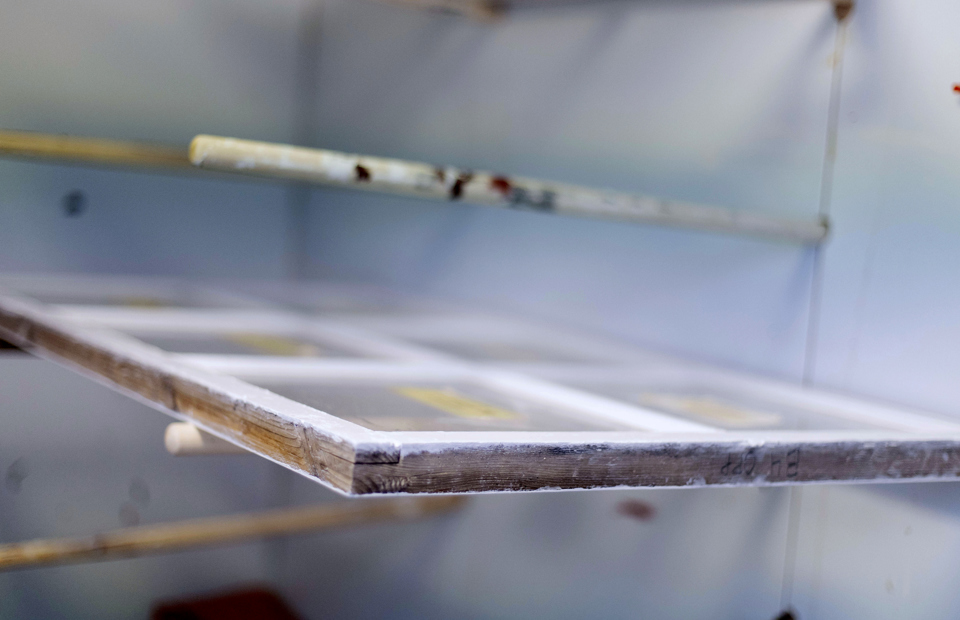 Ferdig restaurert vindu som ligger til tørk. Foto: Marlen Langeland Hagen