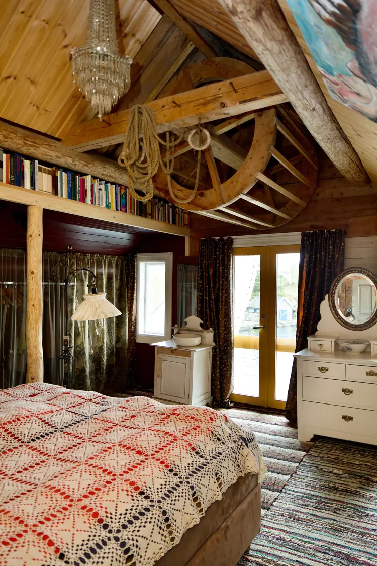 Soverommet på toppen av hovedhuset med den gamle vinsjen i taket som en gang ble brukt til å heise opp varer. Dette rommet kan bli i kaldeste laget på vinteren, siden taket bare er delvis isolert. - Med naturlig ventilasjon, bemerker Gro. Foto:Lise Bjelland   