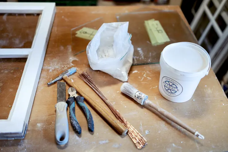 Når vinduene skal monteres, kittes og males er dette verktøyet du trenger. Foto: Marlen Langeland Hagen