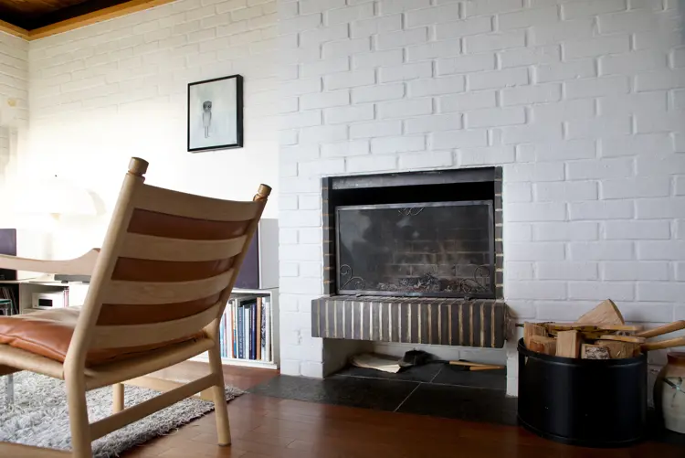 Åpen stue med peisen som et naturlig blikkfang, er husets naturlige samlingspunkt. Foto: Lise Bjelland