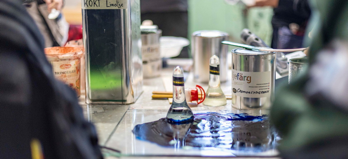 Fremstilling av maling: Pigmentene arbeides inn i linoljen med glassløperen. Foto: Bygg og Bevar