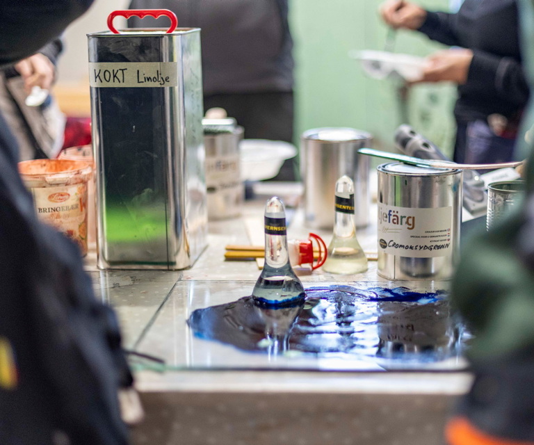 Fremstilling av maling: Pigmentene arbeides inn i linoljen med glassløperen. Foto: Bygg og Bevar