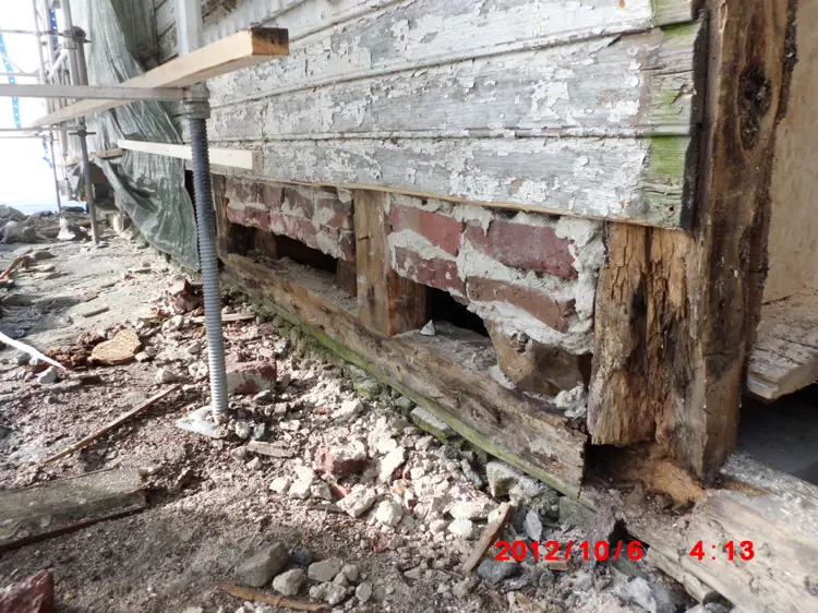 Et godt eksempel på tingenes tilstand da Gro og Brynjulf overtok og begynte rivingen.    