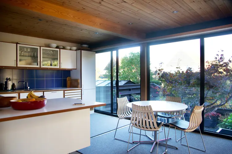 Kjøkkenet fungerer som husets kafe – et lyst og åpent rom rundt trappeavsatsen, perfekt for både hverdag og gjester. Foto:Lise Bjelland