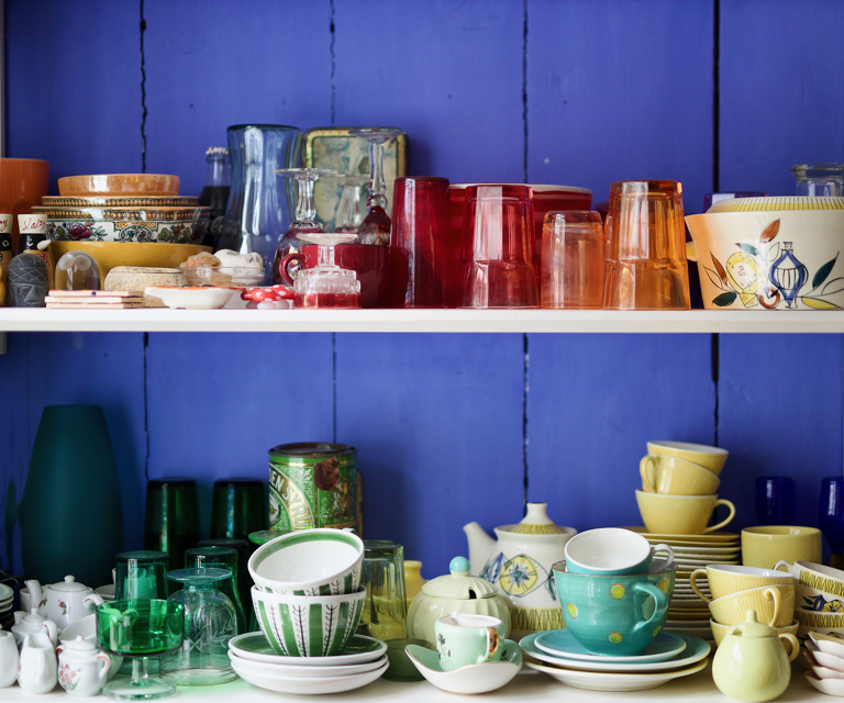 Under lag på lag med maling dukket de opprinnelige blåfargene opp. Foto: Lise Bjelland