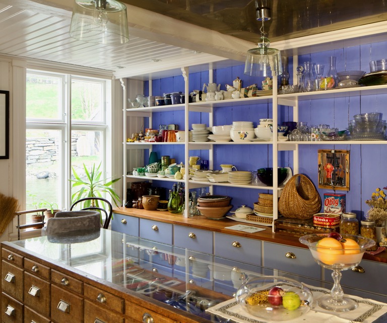 Den gamle butikkdelen er i dag et stort og romslig kjøkken, hvor mye av den gamle innredningen er gjenskapt. Foto: Lise Bjelland